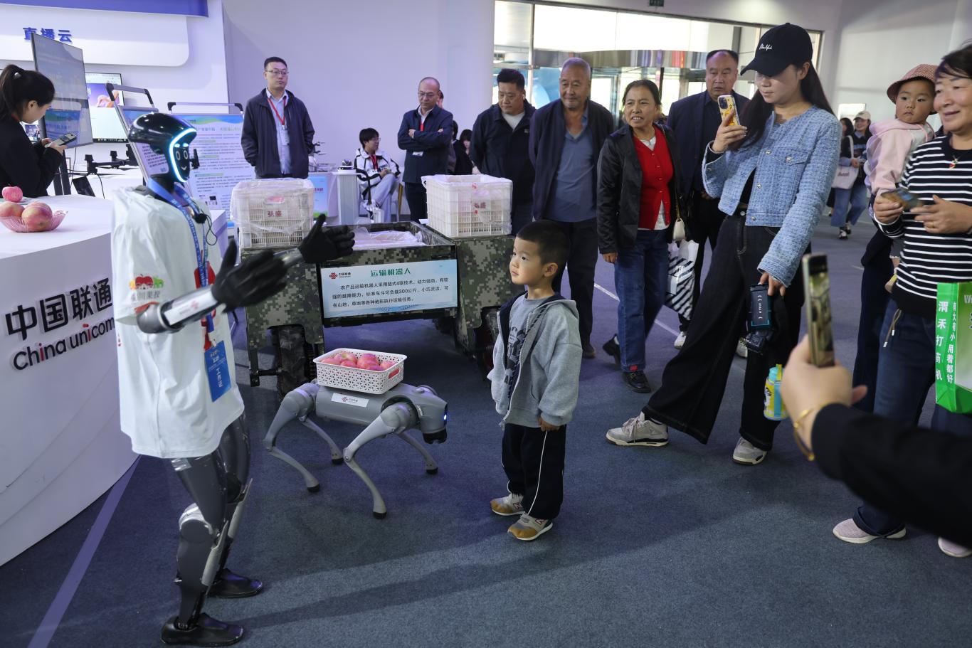 陕西洛川：展览展示 AI 机器人引围观 智能农机受青睐